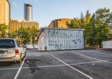 Atlanta, Ga USA - 05: 30 İsyancılar Atlanta şehir merkezindeki binalara sprey boyayla küfür ediyorlar.