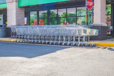 Snellville, Ga USA - 05: 17 17: 20: Alışveriş arabaları bir markette sıraya dizildi ve organize edildi