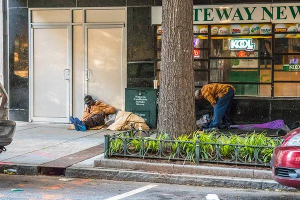 アトランタ ガインUsa ホームレスの人が段ボールのダウンタウンアトランタに座って — ストック写真
