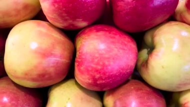 Perakende mağazası vitrindeki kırmızı elmalardan tava üretiyor