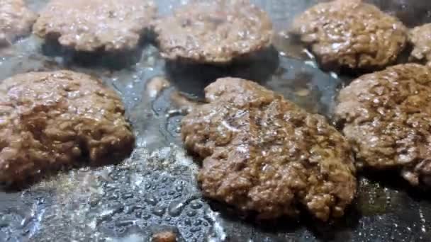 Гамбургеры Жарятся Сковородке Левой Рукой — стоковое видео