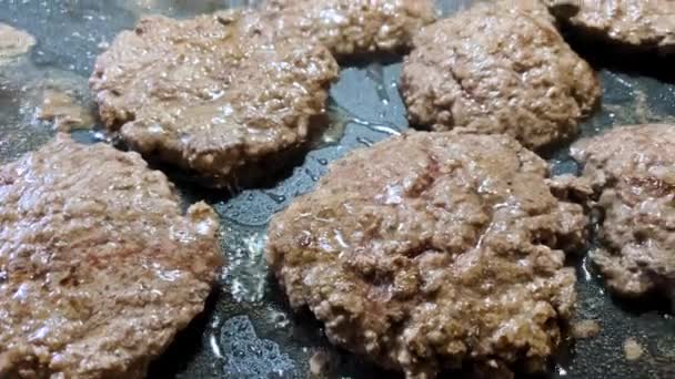 Hambúrguer Rissóis Fritando Uma Grelha Direita Panela Lenta — Vídeo de Stock