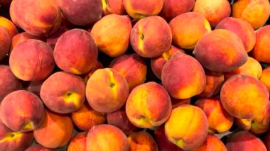 Augusta, Ga USA - 06 01: 22: Perakende mağazası vitrinde şeftali taşı meyvesi üretiyor