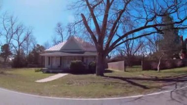 Burke County, Ga USA - 03: 22 22: Geniş POV pan Kırsal Gürcistan 'daki tarihi evler 