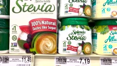 Grovetown, Ga USA - 05: 25 25 22: Perakende mağazası rafı Stevia şeker ikame ve fiyat etiketleri