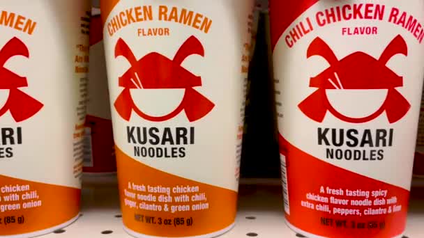 Grovetown Usa Retail Store Shelf Kusari Noodles Cups Asian Cuisine — ストック動画
