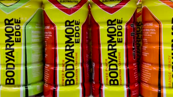 Grovetown Usa Retail Store Shelf Body Armor Sports Drink Variety — Stockvideo