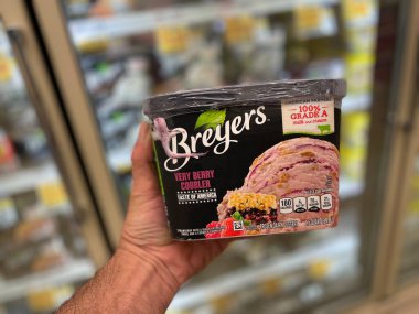 Grovetown, Ga USA - 05: 28 28 22: Perakende dondurma üreticileri Çok Berry Cobbler