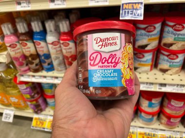 Grovetown, Ga USA - 05: 28 22: Perakende mağazası Duncan Hines Dolly Parton çikolatası