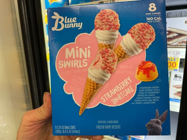 Grovetown Usa Tienda Minorista Ice Cream Hand Holding Blue Bunny — Foto de Stock
