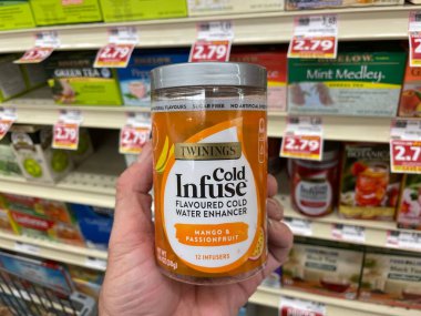 Grovetown, Ga USA - 05 28 22: Twinnings Cold Infüzused mağazası