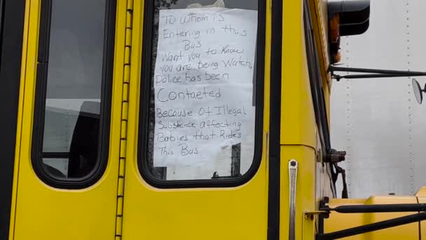 Augusta Usa Yellow School Bus Warning Sign Window Criminals — Stockvideo