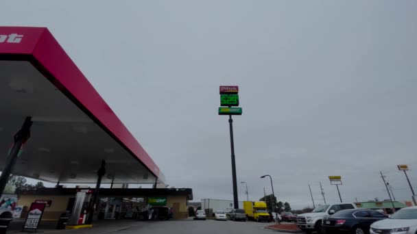 Augusta Usa Pilot Gas Price Sign People Belair Road Cloudy — 图库视频影像
