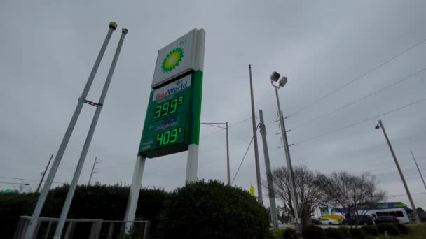 Augusta Usa Retail Gas Station Gas Price Sign Gallon Cloudy — Vídeos de Stock