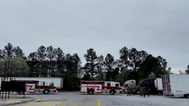 Augusta Usa Firetrucks Firefighters Truck Stop Parking Lot — Vídeo de Stock