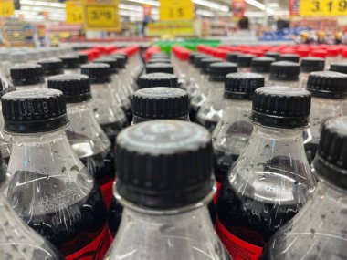 Grovetown, Ga USA - 05: 27 22: Perakende satış mağazası kola şişesi kapakları ve renkli arka plan bulanıklığı