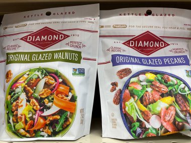 Grovetown, Ga USA - 06 03 22: Perakende mağaza rafı Elmas salata sosları çeşitliliği