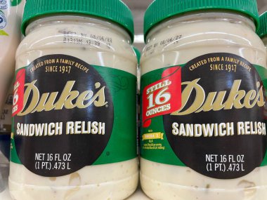 Grovetown, Ga USA - 06 03 22: Perakende mağazası rafı Dukes sandviçi