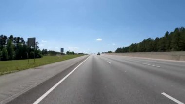 Columbia County, Ga USA - 04 22 22: Arka POV FPV güzel mavi gökyüzü gününde trafiği aksatıyor