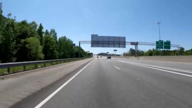 Columbia County, Ga USA - 04 22 22: Arka POV FPV güzel mavi gökyüzü gününde trafiği aksatıyor