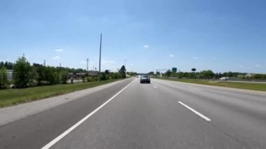 Columbia County, Ga USA - 04 22 22: Arka POV FPV güzel mavi gökyüzü gününde trafiği aksatıyor