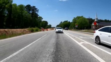 Columbia County, Ga USA - 04 22 22: Arka POV FPV güzel mavi gökyüzü gününde trafiği aksatıyor