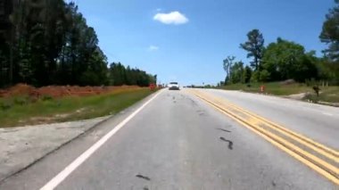 Columbia County, Ga USA - 04 22 22: Arka POV FPV güzel mavi gökyüzü gününde trafiği aksatıyor