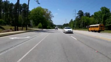 Columbia County, Ga USA - 04 22 22: Arka POV FPV güzel mavi gökyüzü gününde trafiği aksatıyor