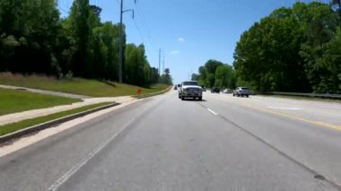 Columbia County, Ga USA - 04 22 22: Arka POV FPV güzel mavi gökyüzü gününde trafiği aksatıyor