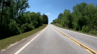Columbia County, Ga USA - 04 22: Arka POV FPV trafiği uzun kır yolu ve geçen arabalar