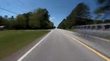 Columbia County, Ga USA - 04: 22 22: POV FPV zaman aşımlı trafik uzun kır yolu ve geçen arabalar