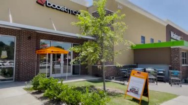 Augusta, Ga USA - 06 10 22: Mobil perakende mağazasının dış girişini artırın ve Walmart alışveriş merkezinin giriş çıkışını çevirin 