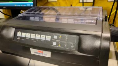 Grovetown, Ga USA - 06 10 22: Vintage OKI Microline yazıcısı kullanımda