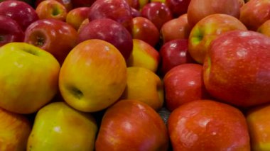 Grovetown, Ga USA - 06 10 22: Perakende satış mağazasında bir kap taze elma 