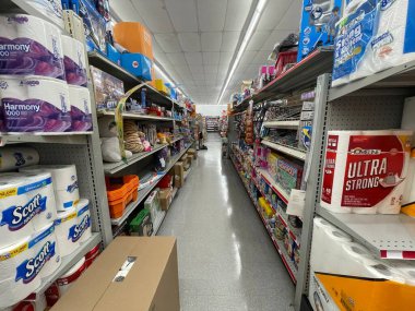 Augusta, Ga USA - 06: 12 22: Aile Doları perakende mağazası uzun koridorlara bakıyor