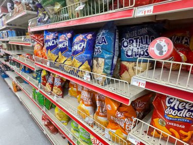 Augusta, Ga USA - 06: 12 22: Aile Doları perakende mağazası iç çip bölümü yan görünümü