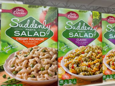 Grovetown, Ga USA - 06 05 22: Perakende mağazası rafı Betty Crocker aniden salata
