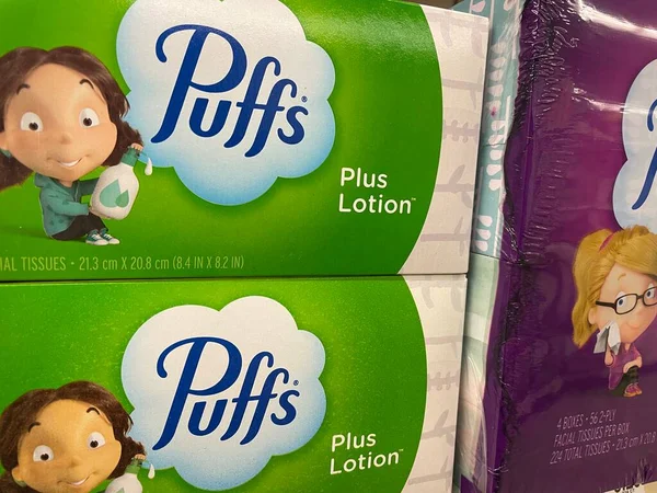 Grovetown Usa Estante Tienda Minorista Puffs Tissue Lotion — Foto de Stock