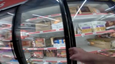 Augusta, Ga USA - 06: 12: Aile içi perakende satış mağazası iç kısımlar dondurulmuş gıda bölümleri açık kapılar dolu raflar