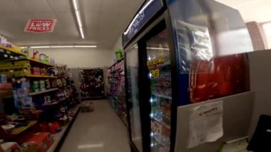 Augusta, Ga USA - 06: 12 22: Aile Doları perakende mağazası İçişleri POV yürüyen kadınsı koridor