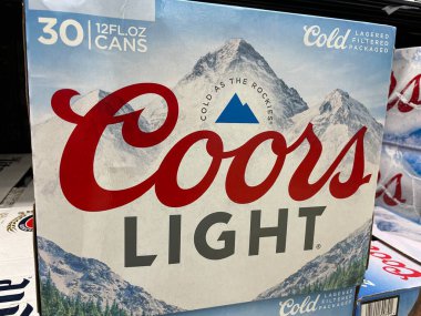 Grovetown, Ga USA - 06 14 22: Coors Light bira perakende satış mağazasında yakın çekim