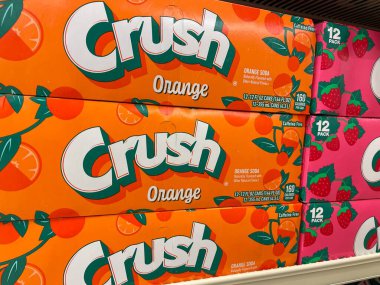 Grovetown, Ga USA - 06 14 22: Perakende satış mağazası Crush soda portakalı 12 paket