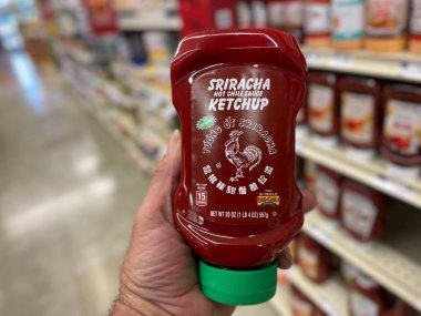 Grovetown, Ga USA - 06 14 22: Sriracha acı biber soslu ketçap satan mağaza