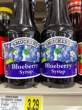 Hephzibah, Ga USA - 06 06 06 22: IGA KJs perakende mağazası Smuckers yaban mersini