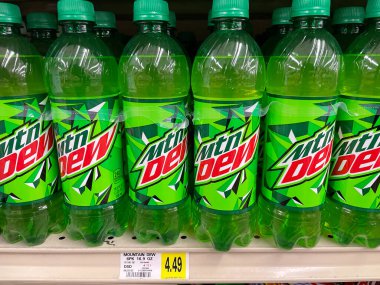 Hephzibah, Ga USA - 06 06 06 22: KJs IGA perakende mağazası MTN Dew 6 paket