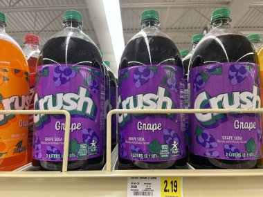 Hephzibah, Ga USA - 06 06 06 22: KJs IGA perakende mağazası Crush 2 litre ve fiyat