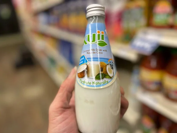 Grovetown Usa Retail Store Kuii Leche Coco Una Botella Vidrio — Foto de Stock