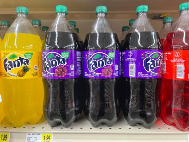 Hephzibah, Ga USA - 06 06 06 22: KJs IGA Market Perakende Fanta 2 litre ve fiyat