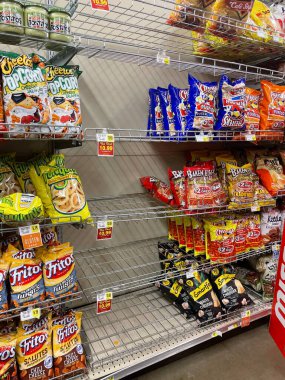 Hephzibah, Ga USA - 06 06 06 22: KJs IGA Market Perakende Dükkanı boş cips bölümü