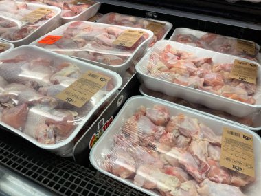 Hephzibah, Ga USA - 06 06 06 06 22: KJs IGA Market Hindi ve domuz eti paketleri